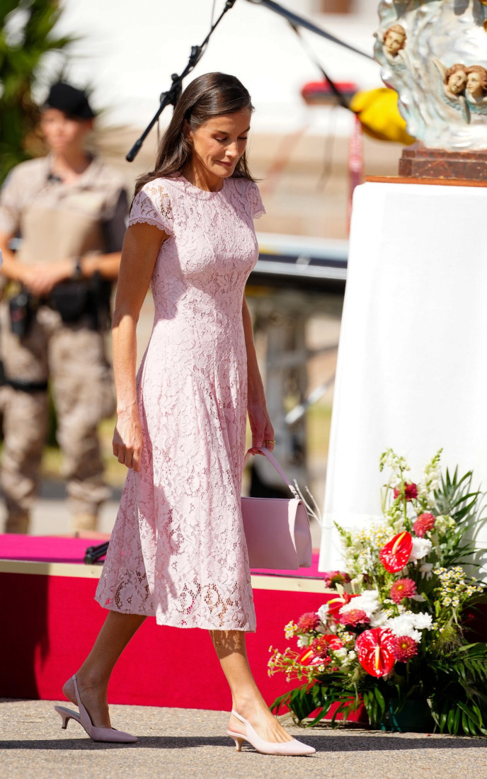 Jednostavnost kao njen najjači adut: Kraljica Letisija odisala elegancijom u puder roze haljini na svečanosti u Madridu