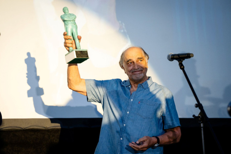 Važno je dobiti "Ernesta": Voji Brajoviću uručeno prestižno priznanje na Somborskom filmskom festivalu (FOTO)
