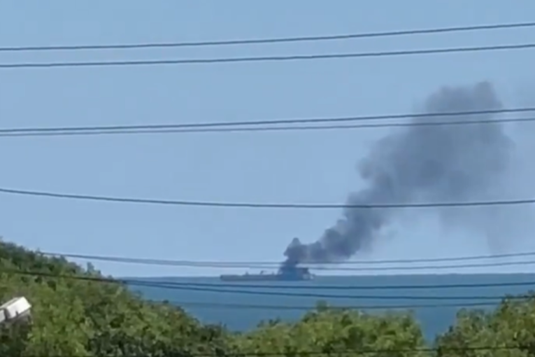 Brujalo u Azovskom moru! Ukrajinci napali ruske brodove, tankeri snimljeni u plamenu (VIDEO)