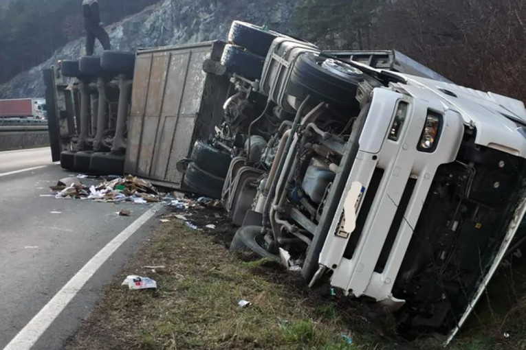 Kamion iz Srbije smrskan na auto-putu u Nemačkoj: Roba rasuta po kolovozu, prizor posle sudara je jeziv