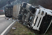 Kamion iz Srbije smrskan na auto-putu u Nemačkoj: Roba rasuta po kolovozu, prizor posle sudara je jeziv