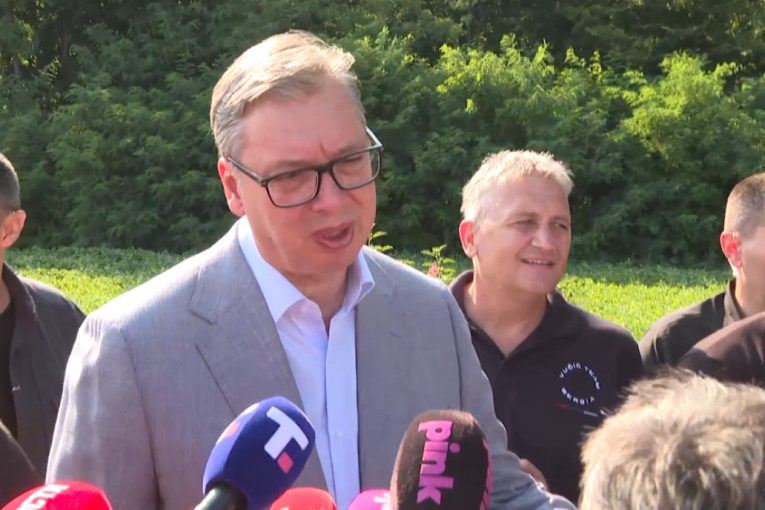 Vučić u domu porodice Todorović u Lešnici: Predsednik najavio velika ulaganja, isplata pomoći građanima do polovine septembra (FOTO/VIDEO)