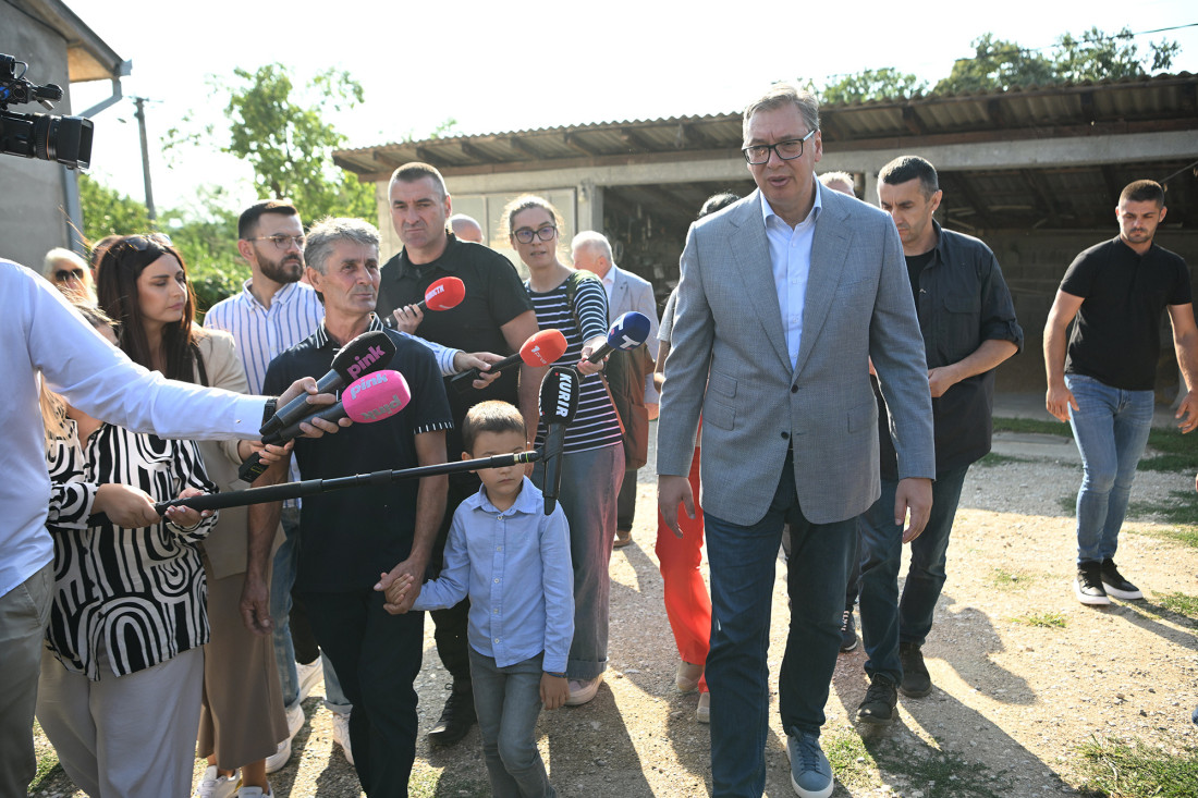 Vučić u domu porodice Todorović u Lešnici: Predsednik najavio velika ulaganja, isplata pomoći građanima do polovine septembra (FOTO/VIDEO)