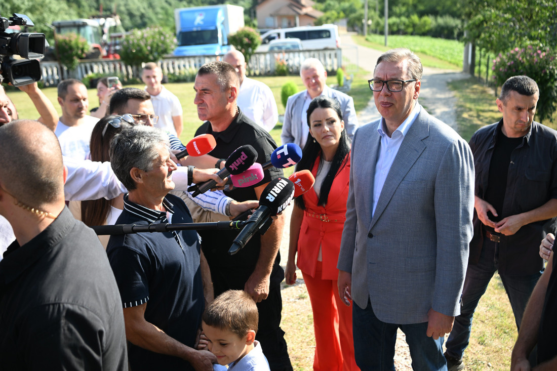 Vučić u domu porodice Todorović u Lešnici: Predsednik najavio velika ulaganja, isplata pomoći građanima do polovine septembra (FOTO/VIDEO)