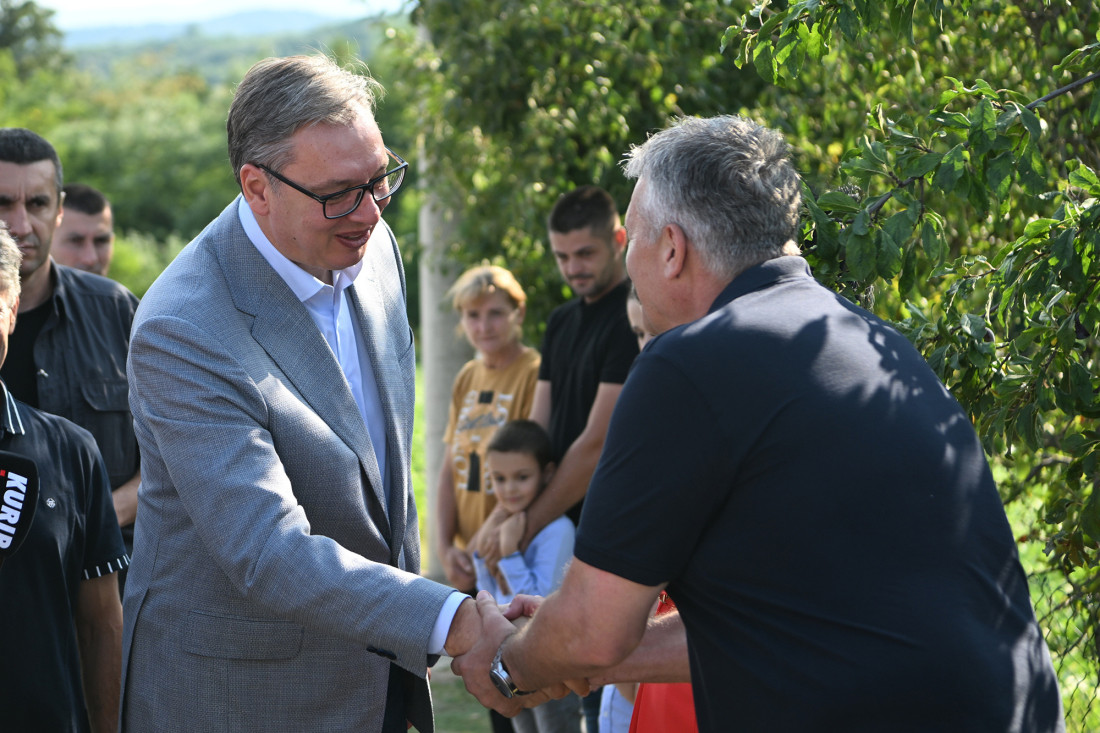 Vučić u domu porodice Todorović u Lešnici: Predsednik najavio velika ulaganja, isplata pomoći građanima do polovine septembra (FOTO/VIDEO)