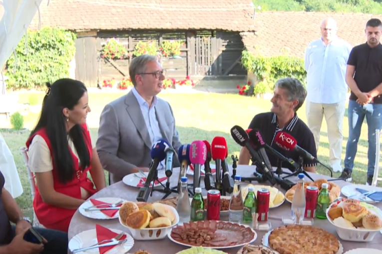 Vučić u domu porodice Todorović u Lešnici: Predsednik najavio velika ulaganja, isplata pomoći građanima do polovine septembra (FOTO/VIDEO)