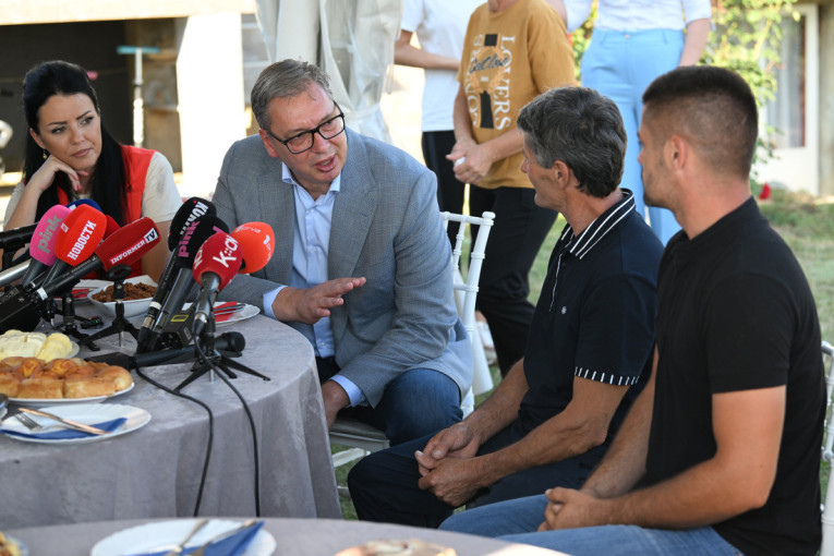 Vučić u domu porodice Todorović u Lešnici: Predsednik najavio velika ulaganja, isplata pomoći građanima do polovine septembra (FOTO/VIDEO)