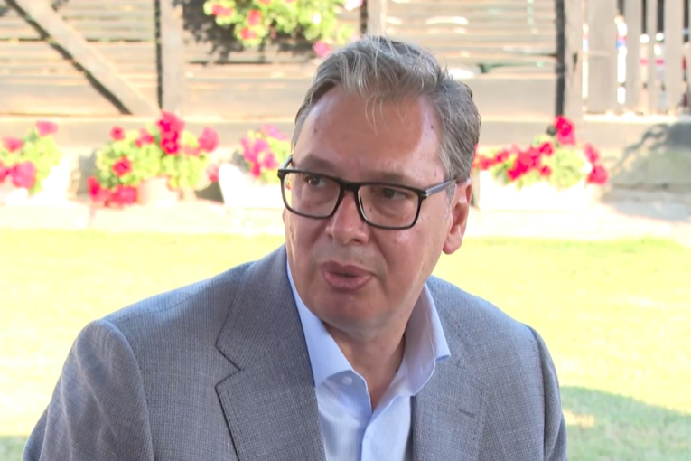 Vučić sa narodom u Jadranskoj Lešnici: "Da pobede pristojnu Srbiju ne mogu!" Orilo se "Aco, Srbine"! (VIDEO)