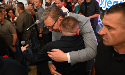 Vučić sa narodom u Jadranskoj Lešnici: "Da pobede pristojnu Srbiju ne mogu!" Orilo se "Aco, Srbine"! (VIDEO)