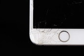 Bizaran trend osvanuo na TikToku: Mladi namerno uništavaju iPhone telefone kako bi izgledali "muževnije" (VIDEO)