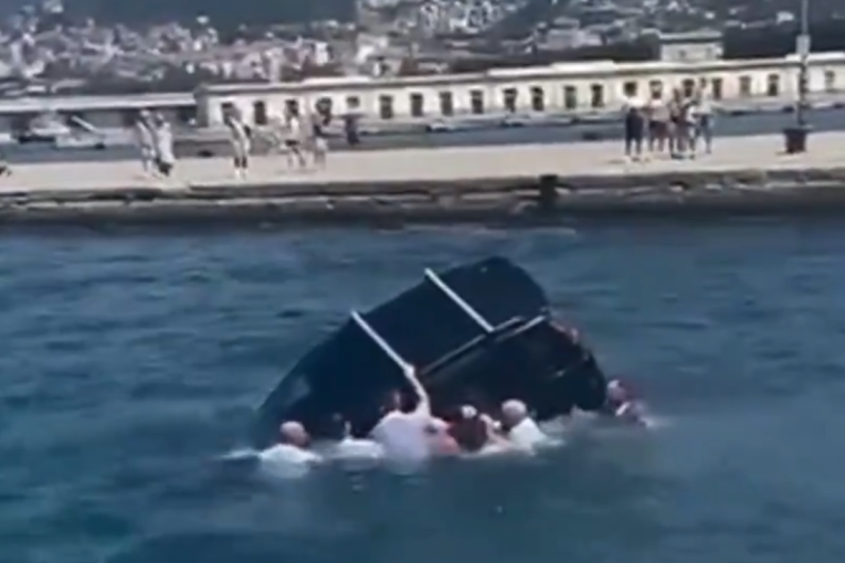 Dramatične scene na Jadranu: Auto udario u pristanište pa sleteo u more, sve snimljeno! (VIDEO)