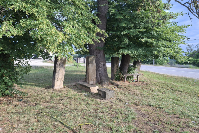 Tužna slika iz sela Lipnica kod Čačka: Još jedan spomenik krajputaš je pao - sa tim nestaje sećanje na naše pretke (FOTO)