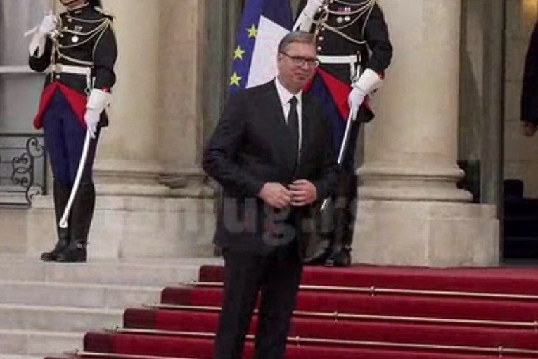 Vučić stigao u Jelisejsku palatu: Makron ga dočekao pred svečanu večeru sa svetskim liderima (VIDEO)