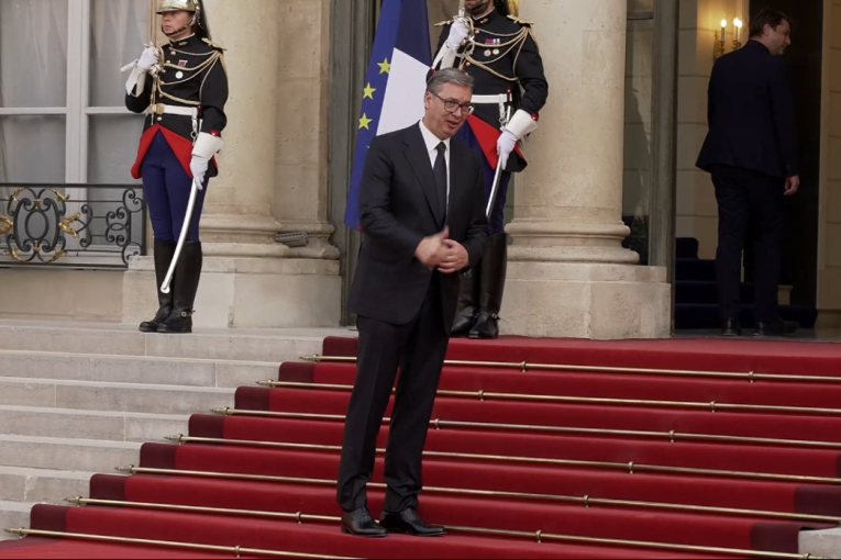 Vučić poslao jasnu poruku iz Pariza: Neću da uvučem Srbiju u tuđe ratove
