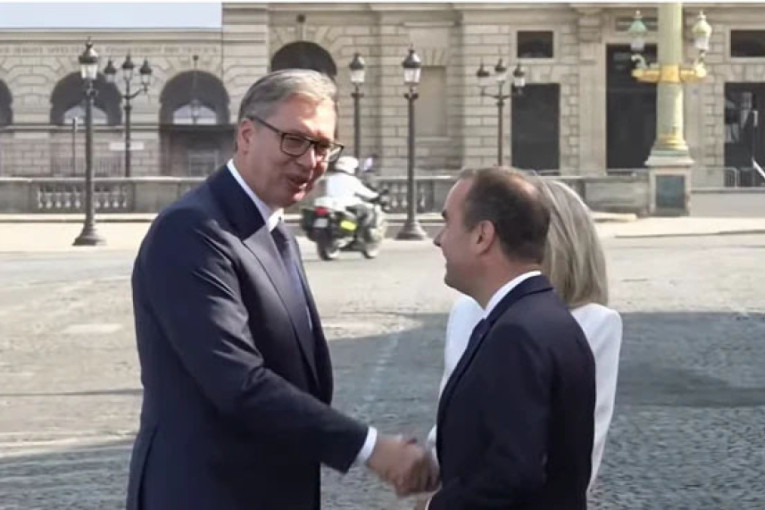Vučić na paradi u Parizu: Iz prvog reda prati spektakl povodom Dana Bastilje