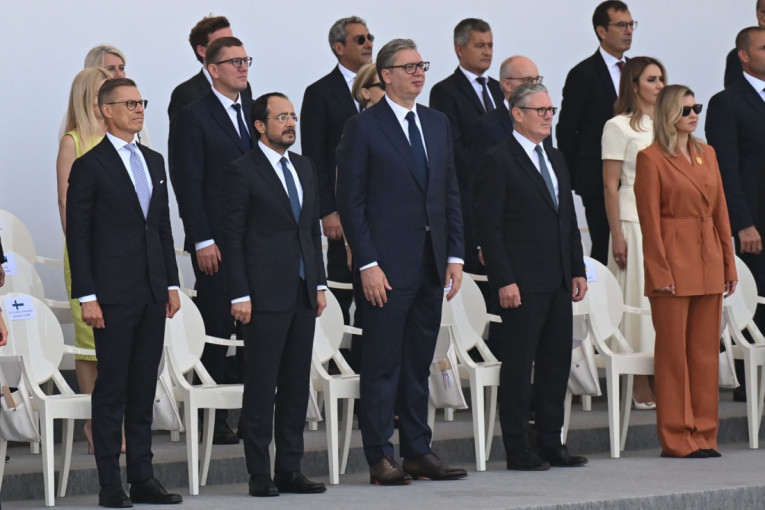 Ko ima ugled - fotografija sve govori: Vučić ispred Rame i Plenkovića u Parizu (FOTO)