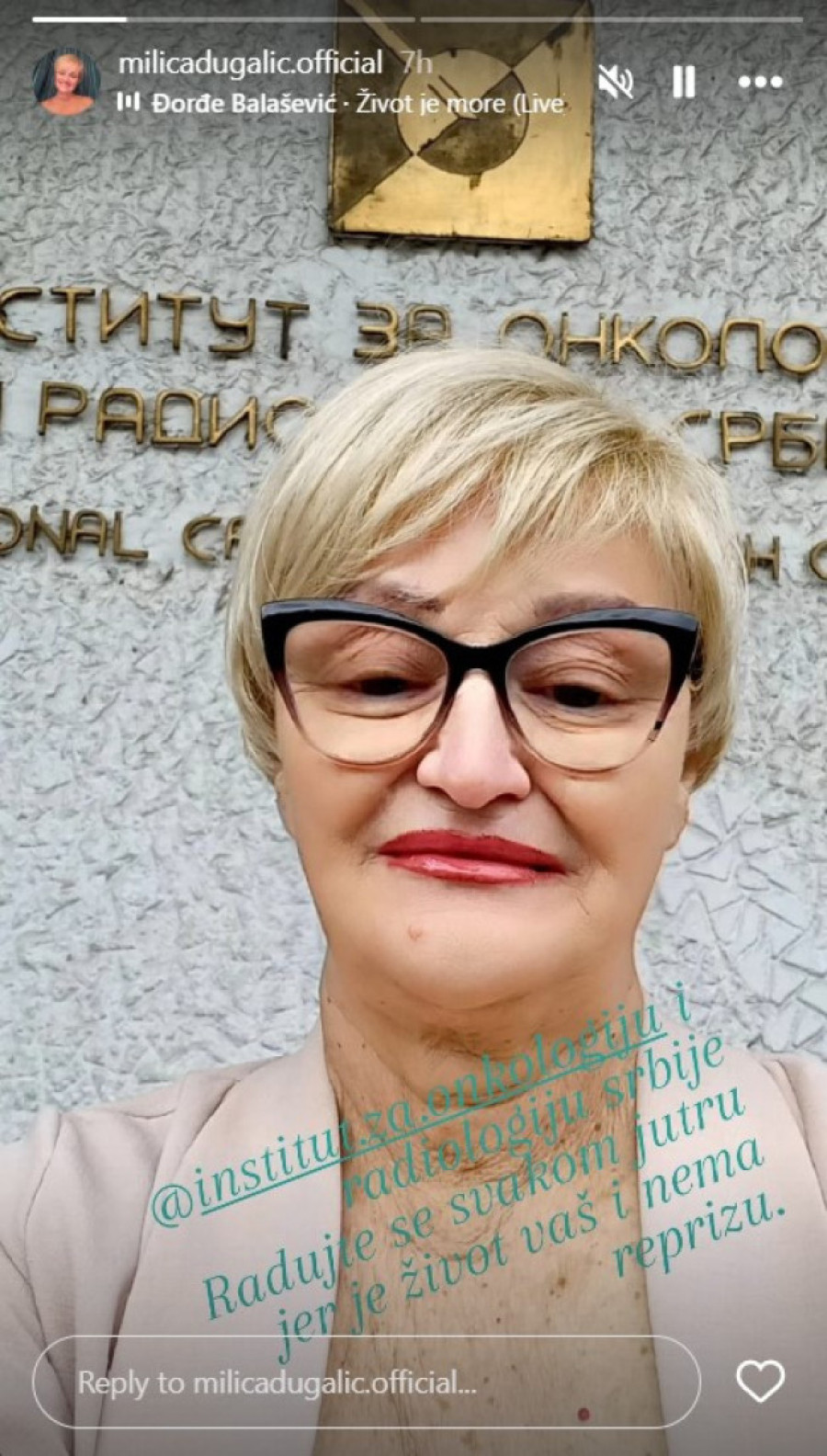 Poznata pevačica podelila fotografiju sa Instituta za onkologiju: Nakon hemioterapije ostala bez kose