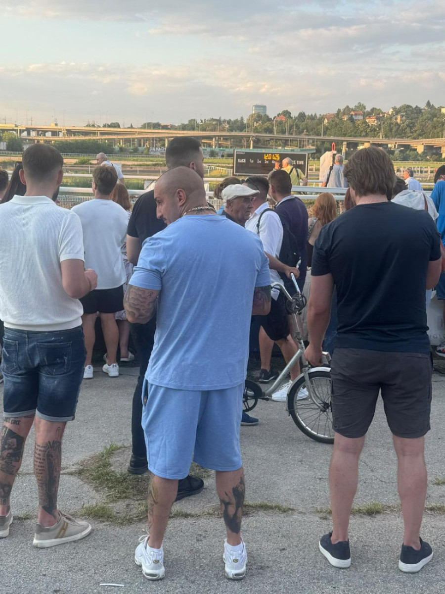 Vuk Mob uhvaćen daleko od reflektora: Na ovom mestu ga niko nije očekivao, a okruživale su ga brojne lepotice!