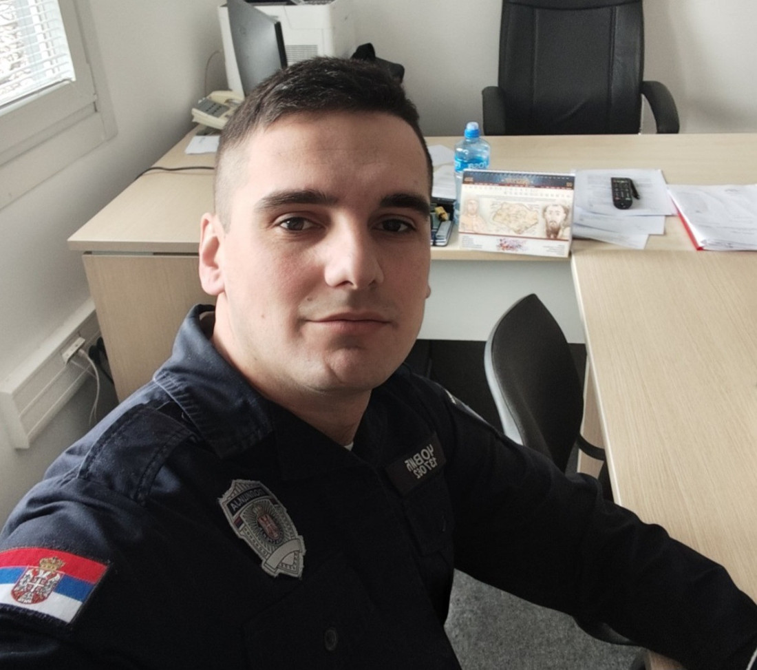 Čekali tri sata pored puta, niko nije stao da im pruži pomoć osim Stefana: Granični policajac pomogao porodici u nevolji