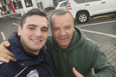 Čekali tri sata pored puta, niko nije stao da im pruži pomoć osim Stefana: Granični policajac pomogao porodici u nevolji