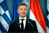 "Ne poklanjaju svi revolver": Peter Mađar pokazao šta je dobio od premijera Pakistana (FOTO)