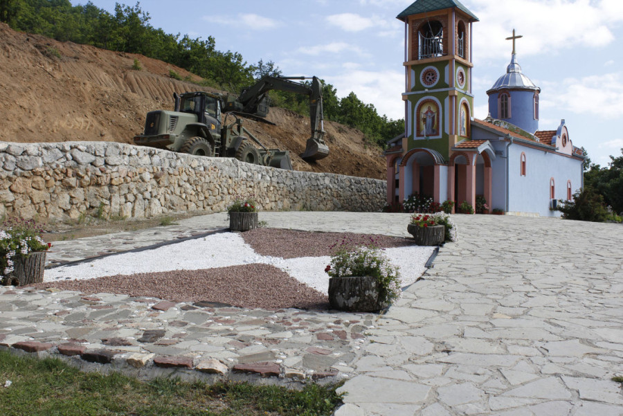 Vojska Srbije još jednom pokazala snagu i odgovornost: Inžinjerci uređuju manastir i pomažu meštanima Bele Palanke (FOTO)