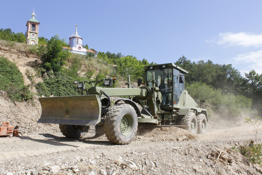 Vojska Srbije još jednom pokazala snagu i odgovornost: Inžinjerci uređuju manastir i pomažu meštanima Bele Palanke (FOTO)