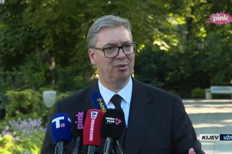 Štimac ponovo udario na predsednika: Blokader ismeva Vučićevu posetu Francuskoj! (VIDEO)