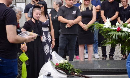 Sahranjen Andrija Bajić: Njegov unuk održao oproštajni govor, a onda van protokola i Mala Cana (FOTO)