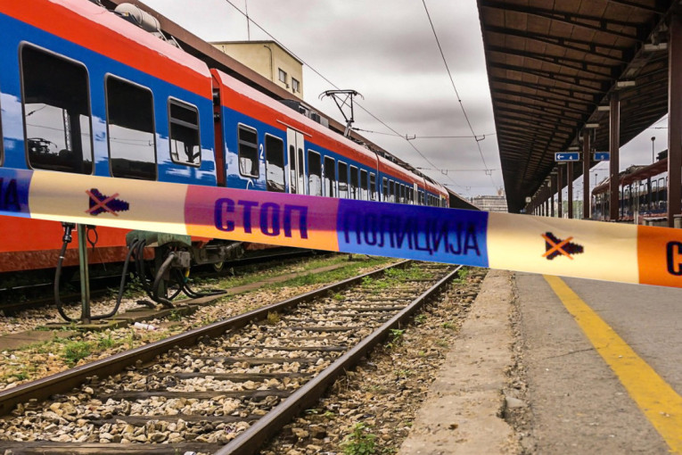 Opsadno stanje u Zemunu! Voz usmrtio jednu osobu, putnici ostali zarobljeni!