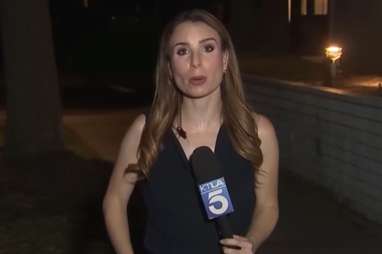 Ogromna bubašvaba gmizala joj je po vratu usred uključenja uživo! Njena reakcija zaprepastila milione (VIDEO)