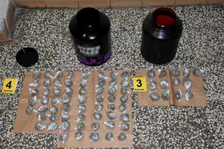 Pali dileri u Nišu! Policija upala u stan, usledio šok kada je otvorila paketiće! (FOTO)