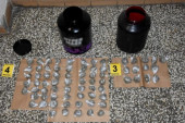 Pali dileri u Nišu! Policija upala u stan, usledio šok kada je otvorila paketiće! (FOTO)