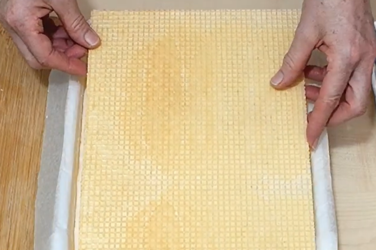 Recept dana: Bademovac je ukusna starinska poslastica sa medom i bademom, a najbolje je što se ni ne peče