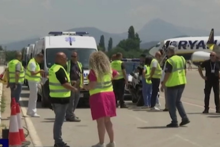 Avion sa troje povređenih u nesreći u Crnoj Gori sleteo na aerodrom u Nišu