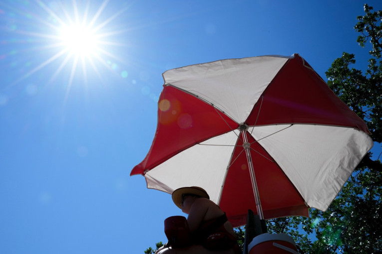 Francuska se kuva na ekstremno visokim temperaturama: U sedam departmana proglašen narandžasti meteoalarm
