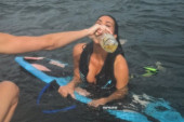 Kim Kardašijan šokirala javnost: Dok porodica oplakuje baku, ona pozira u bikiniju i pije tekilu