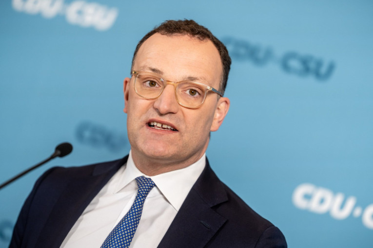 Nemci besni zbog onoga što je uradio: Lider CDU u parlamentu podneo ostavku jer je dobio dete pomoću surogat majke