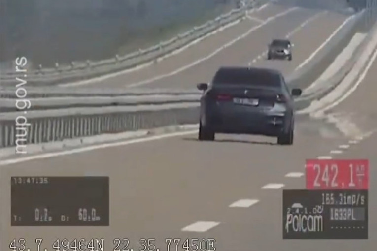 Jurio auto-putem kao da sutra ne postoji! Presretač ga zaustavio, kazna će ga skupo koštati (VIDEO)