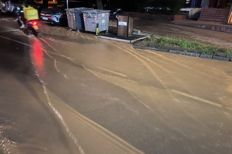 Potop na Vračaru! Njegoševa se pretvorila u reku, voda nosila sve pred sobom (VIDEO)