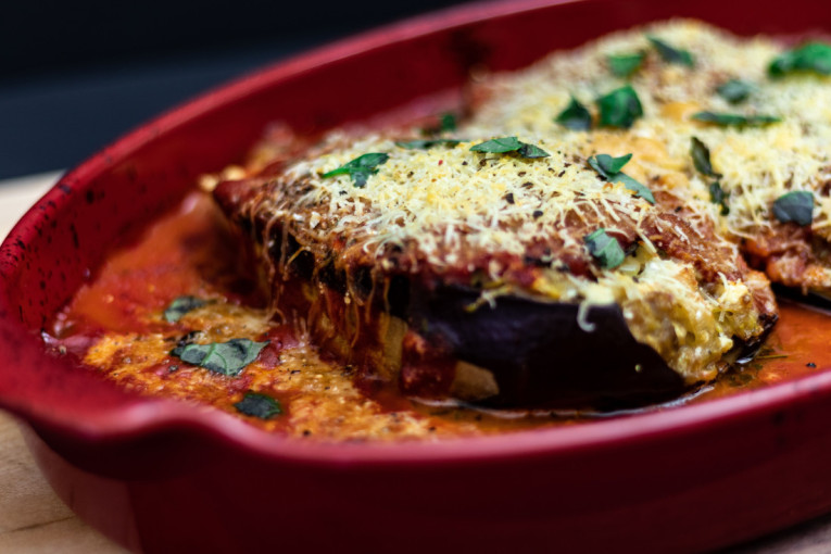 Recept dana: Patlidžani parmezano, italijanski klasik iz rerne koji se lako pravi kod kuće