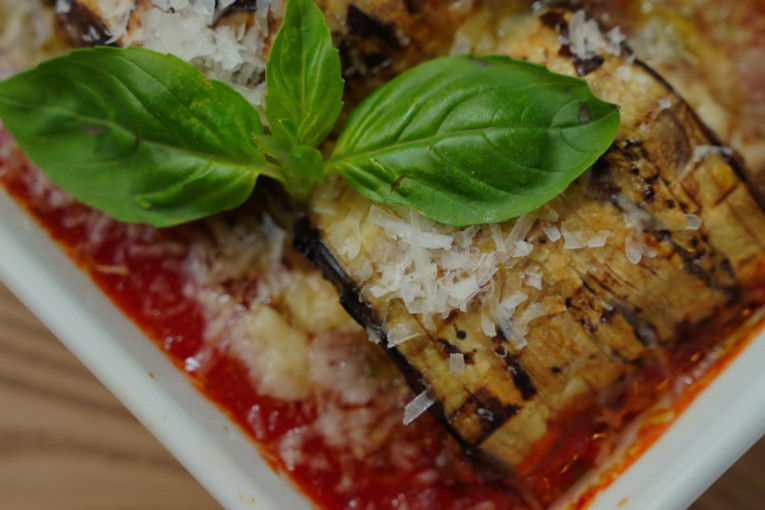 Recept dana: Patlidžani parmezano, italijanski klasik iz rerne koji se lako pravi kod kuće