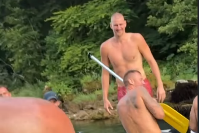 Urnebesna reakcija Nikole Jokića: Džokeru dobacili na raftingu, njegov odgovor je hit! (VIDEO)
