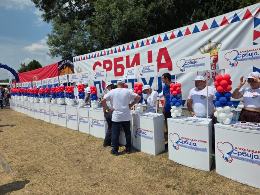 Vučić u Lapovu: Pred nama je veliki ispit, vreme je da jednom zauvek završimo priču o rušenju Srbije i budemo ujedinjeni! (FOTO/VIDEO)