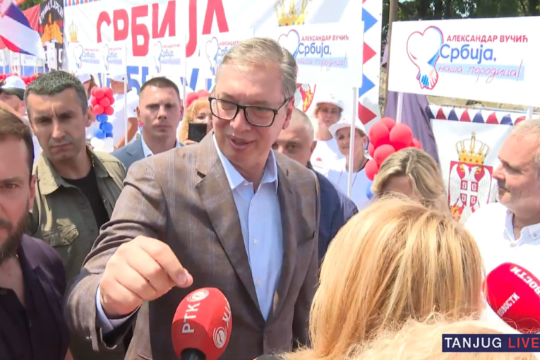 Veselje u Lapovu: Stigao predsednik Aleksandar Vučić! (FOTO/VIDEO)