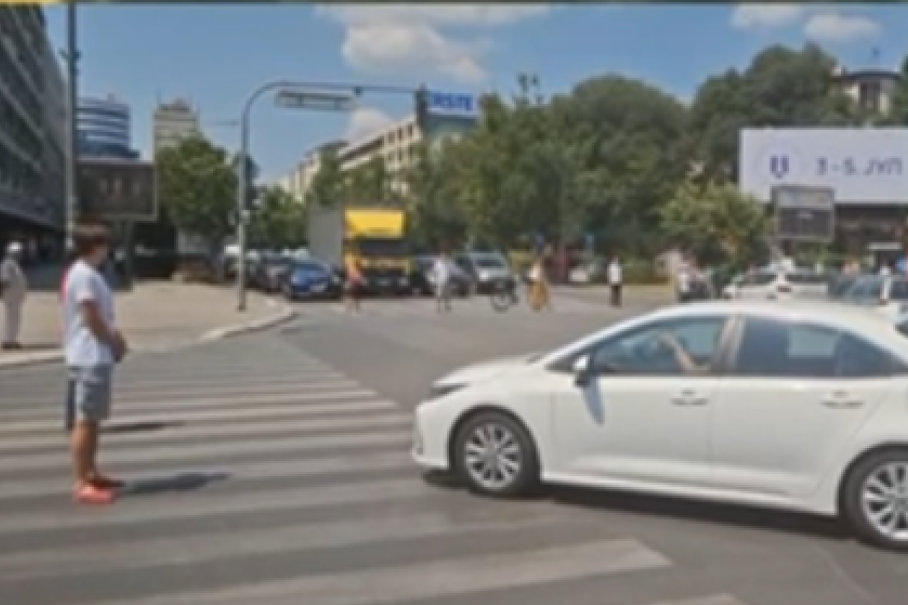 Totalni fijasko blokadera! Hteli da zaustave grad, na raskrsnici ostala tek šačica ljudi (VIDEO)