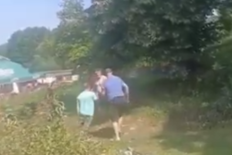 (UZNEMIRUJUĆI VIDEO) Upali u kafanu i napravili haos! Srpkinji pretili ubistvom, pa pretukli njenog muža