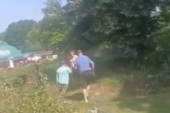 (UZNEMIRUJUĆI VIDEO) Upali u kafanu i napravili haos! Srpkinji pretili ubistvom, pa pretukli njenog muža