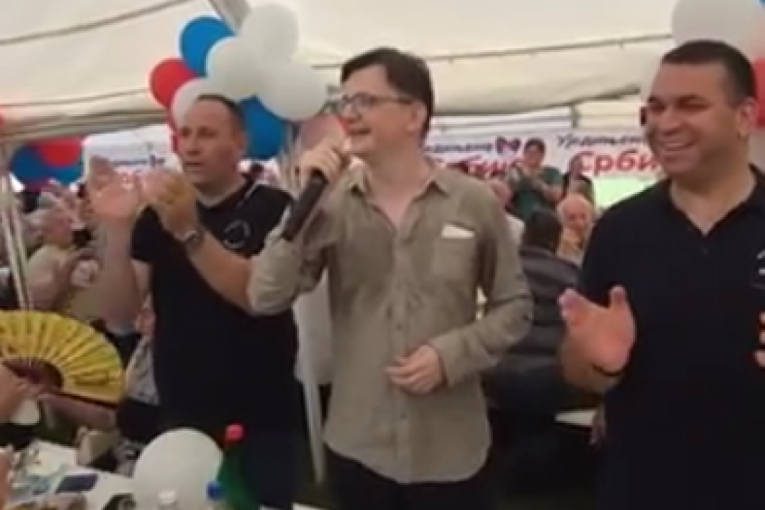Milenko Jovanov u Dragačevu u pobedničkoj poseti "Srbija pobeđuje": Latio se mikrofona, narod zapevao sa njim! (VIDEO)