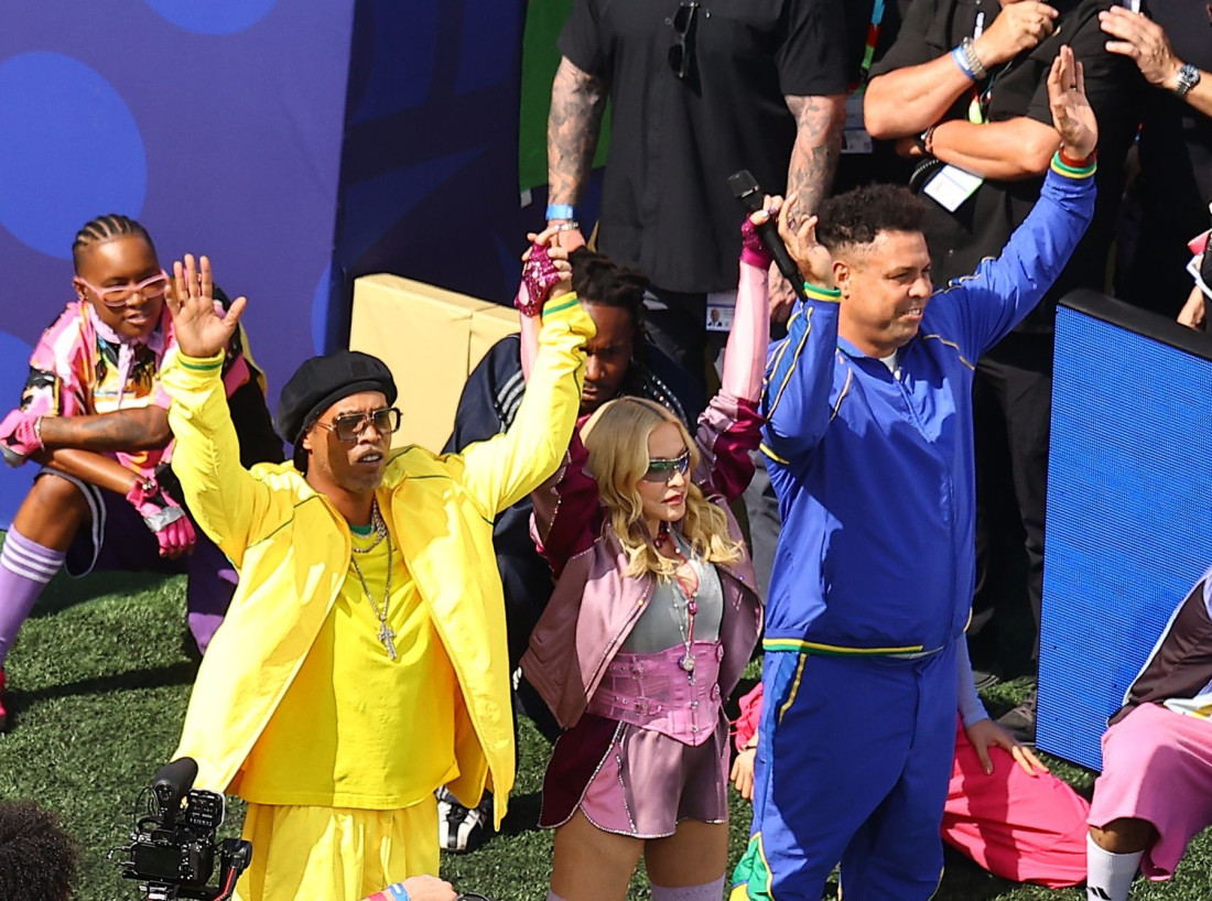 Pokidali pred milionima: Ove zvezde napravile spektakl na prvom "halftime showu" u istoriji finala! (FOTO/VIDEO)